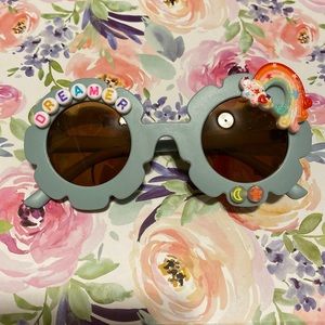 Girls Grey flower shaped dreamer sunglasses w charms